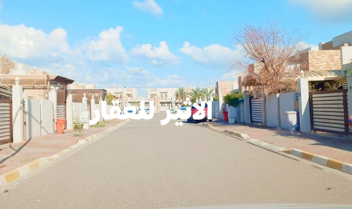 دارللبيع 200متر خريطة لوتس بداية المجمع مدينتي قرب جامعة كركوك فرع مميز قرب السوبرماركت والمدارس والجامع ٣غرف نوم.استقبال هول مع كاونتر مطبخ هدية صحيات٢ كراج سيارة حديقة سعر مناسب للاتصال***********
