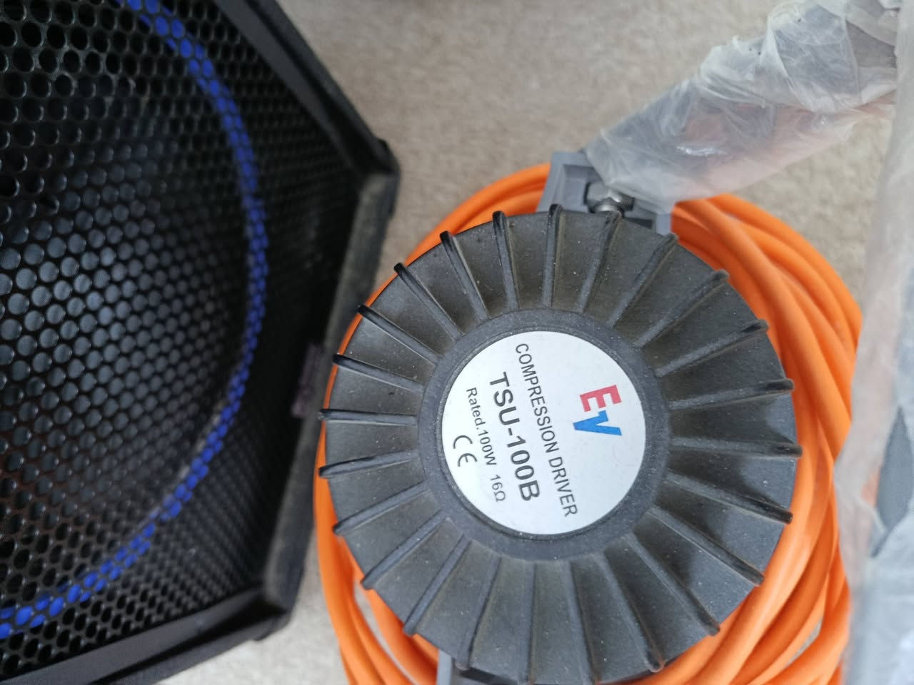 سبيكر Techno Sound للبيع
سبيكر متنقل ماركة Techno Sound
صوت قوي وواضح، مناسب للمنبر، المحاضرات، المجالس، والاستخدامات العامة.
المواصفات:
بلوتوث
USB / MP3
بطارية داخلية
مدخلين مايك
تحكم بالصوت (Bass – Treble – Echo)
حجم كبير وصوت عالي
الحالة:
شغّال تمام، استعمال نظيف، كلشي واضح بالصور

بوقية EV أصلية للبيع
بوقية (Compression Driver)
موديل TSU-100B
قدرة 100W – 16Ω
مناسبة للمنابر، المساجد، المحاضرات، والسبيكرات الصوتية.
صوتها واضح ونقي بالكلام.
الحالة:
نظيفة وشغّالة 100٪

السعر:
(350 الف دينار عراقي)
المكان:
(النجف الأشرف ،حي الكرامة)
الجاد يتواصل خاص 📩


**إذا كنت صاحب هذا الإعلان وتريد حذفه لأي سبب، رجاءا أرسل رسالة إلى الدعم الفني**