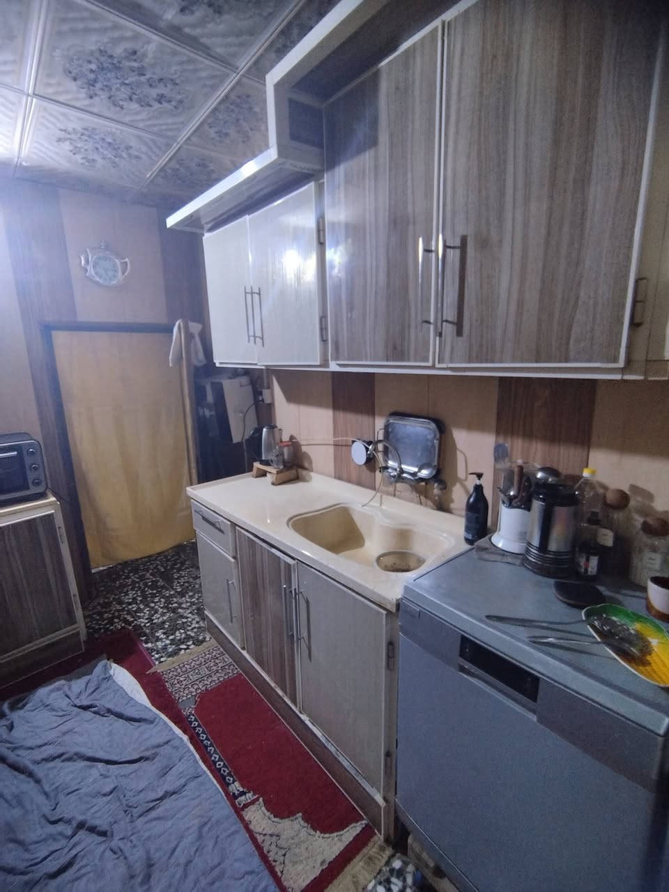 بيت ركن، حي المهندسين، طابق ونصف، يحتوي البيت في الطابق الاول على استقبال وغرفة وصالة ومطبخ وحمامات ثنين والطابق الثاني غرفة كبيرة وصالة ومكشوفة ويوجد امام البيت ساحة تكدر تسويها حديقة او كراج، مساحة البيت 125 واقع حال السعر ب130 الي يحب يتواصل على هذا الرقم ***********
