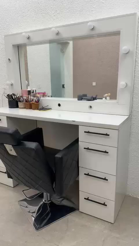 اغراض صالون للبيع ب اسعار مناسبه وبحاله  جيده جدا يوجد اشياء اخرئ غيرها ايضا للاستفسار علئ الرقم *********** العنوان زيونه
