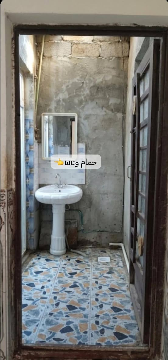 بيت للبيع مساحة 200مترطابو صرف باسمي/ في كربلاء بحي النضال قرب المستوصف طابقين يحتوي على 6غرف نوم مع صالتين مع استقبال سبعة مترمع مطبخ 5مترمع طارمة كبيرة مع صحيات عدد 3مع كافة الخدمات شوارع تبليط 500دينار لباب الامام الحسين(ع) *********** بيع مستعجل
