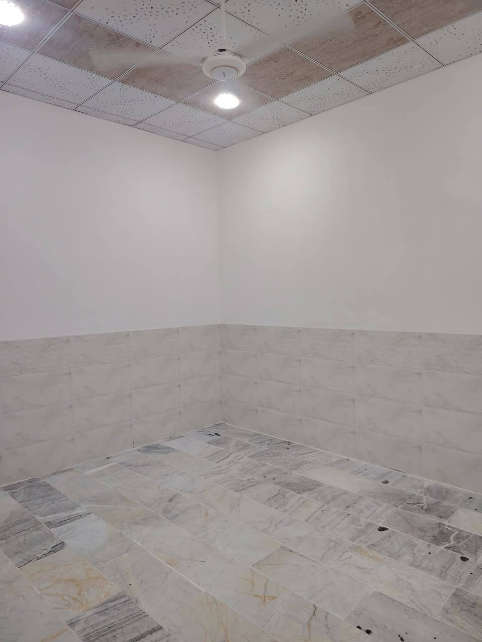 بيت 100 متر حي ميسان ع مشتل حرف T قريب ع شارع الكيات
بناء جديد درجه اولى صب كونكريت طابقين يحتوي على 

غرف عدد 2وصالات عدد 2 صحيات عدد 3 ومطبخ واستقبال

السعر 143 مع المجال
للاستفسار الاتصال ع رقم ***********
