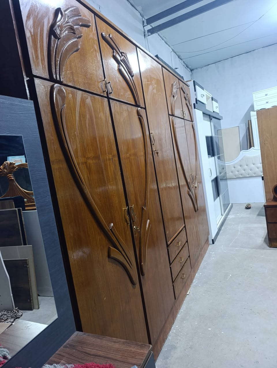 غرفه عراقي مستعمل متكون من ست قطع واتساب ***********
