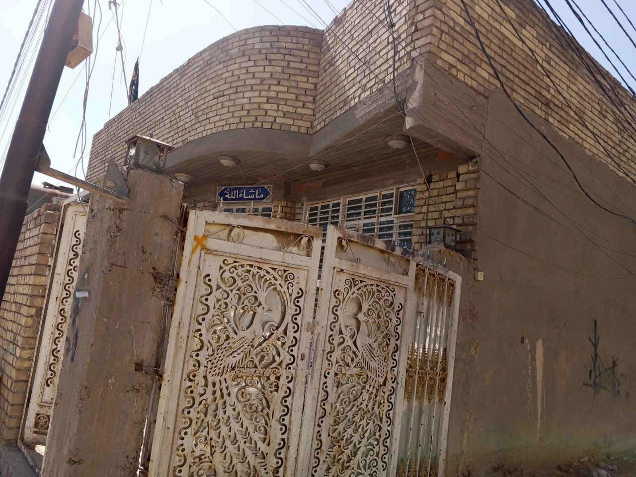 بيت للبيع مساحه 200على شارع 20 عام تجاري في منطقة الرئاسة قرب أبو علي الدراجي
البناء 2018 يحتوي على استقبال ومطبخين وصالة وغرفتين وايضا صحيات وحمام داخلي 

والمنطقة تحتوي على ماء وكهرباء ومجاري وإنترنت وارصفة والتبليط قيد الإنشاء 

السعر 127وبي مجال 

للاستفسار ع الرقم ***********
