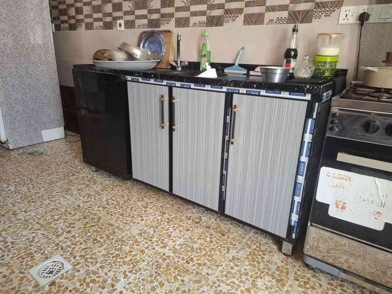 للبيع كونتر مطبخ المنيوم درجة اولى والسقف مرمر بحالة ممتازة المكان مزارع زيونة ***********

