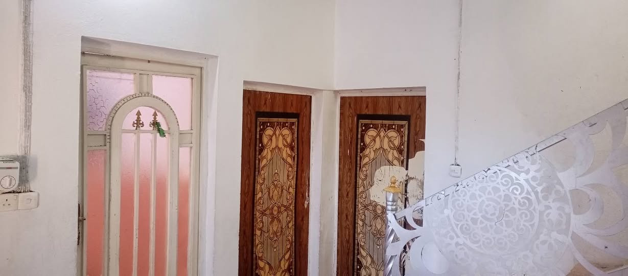 السلام عليكم  دار سكن للبيع في منطقه الوافدين مساحه 150 متر متكون من غرفتين وصاله واستقبال ومطبخ وصحيات
للاستفسار الاتصال ***********
