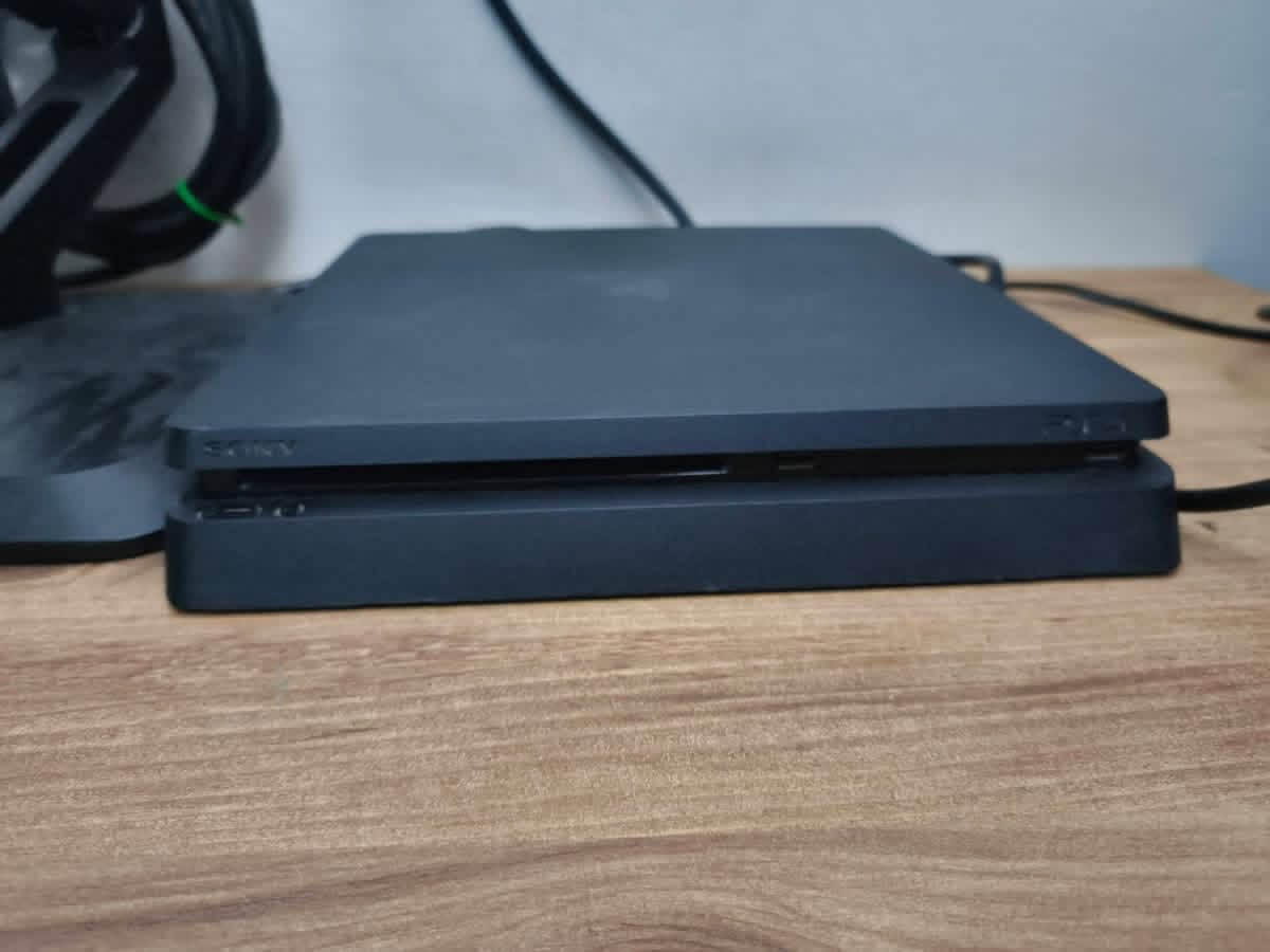 بلي فور سلم نص تيره ملحقاته جوستك 1 اصلي وقرص gta الجهاز نضيف وغير مفتوح السعر 225 بي مجال بسيط 
*********** 
الي يفيدنه يراسلني واتساب او يتصل مامتواجد عله فيس
