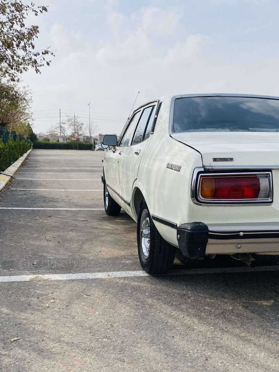 داستون کلاسیک 1979 گێر و مەکینەو تەبرد مەزبوتە تەقە و رەقەی تێدانیە سەیارەکە مەزبوتەو زۆر جوان و خاوێنە چار تایەی نوێیە  بێ دەعم و لێدراوە بەناو دەکرێ سەعێبی مەوجودە   غرامە  و بڕاوە و لێدران و هەمووی بەشەرت نرخی 43 وەرەقە و کەمێک مەجال *********** ڤایبەر واتسەپ أربيل, العراق
