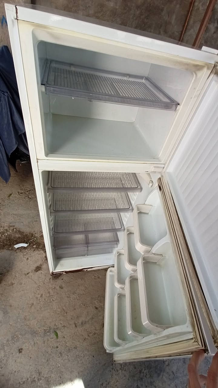 ثلاجة كريازي أصلي باب أول للبيع
150 ألف والسعر بي مجال ، عنوان الحلة نادر الأولى ، 
واتساب :         ***********
