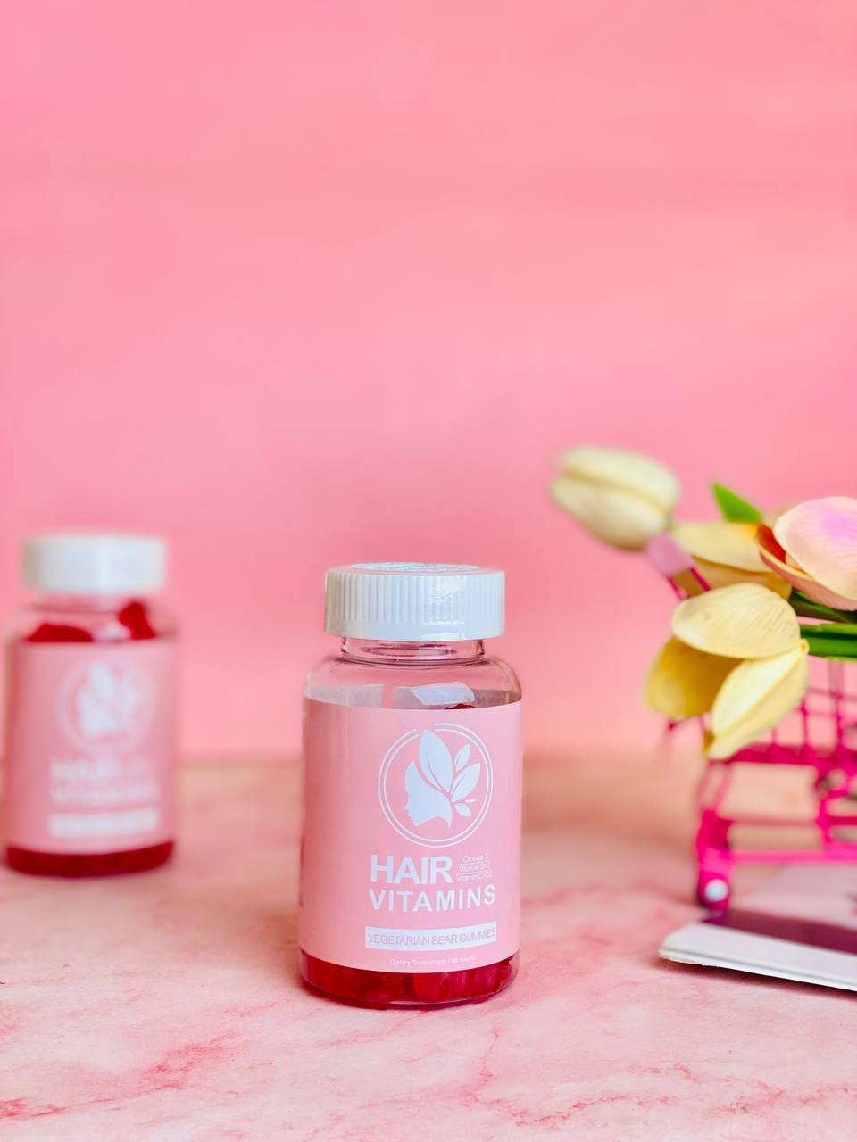 مكمل Hair Vitamins (فيتامينات الشعر) على شكل Gummies نباتية.

، تحتوي العلبة على 60 حلوى

Omega-3 🐟🌱 (مهم لتغذية بصيلات الشعر ودعم صحة فروة الرأس).

Vitamin B12 (فيتامين ب12 يساعد في تكوين كريات الدم الحمراء وبالتالي تحسين وصول الأوكسجين والعناصر الغذائية إلى بصيلات الشعر).

Vitamin C (مضاد أكسدة مهم لإنتاج الكولاجين الذي يدعم قوة الشعر).

Vitamin D (يدعم نمو الشعر ويقوي المناعة).

✅ الفوائد :

تقليل تساقط الشعر.

دعم نمو شعر صحي وكثيف.

تقوية الأظافر أيضاً (بسبب الفيتامينات).

تحسين نضارة البشرة (نتيجة احتواءه على فيتامين C وD).
المنشأ أسبانيا الأصلي 🇪🇸

السعر ١٨ الف


**إذا كنت صاحب هذا الإعلان وتريد حذفه لأي سبب، رجاءا أرسل رسالة إلى الدعم الفني**