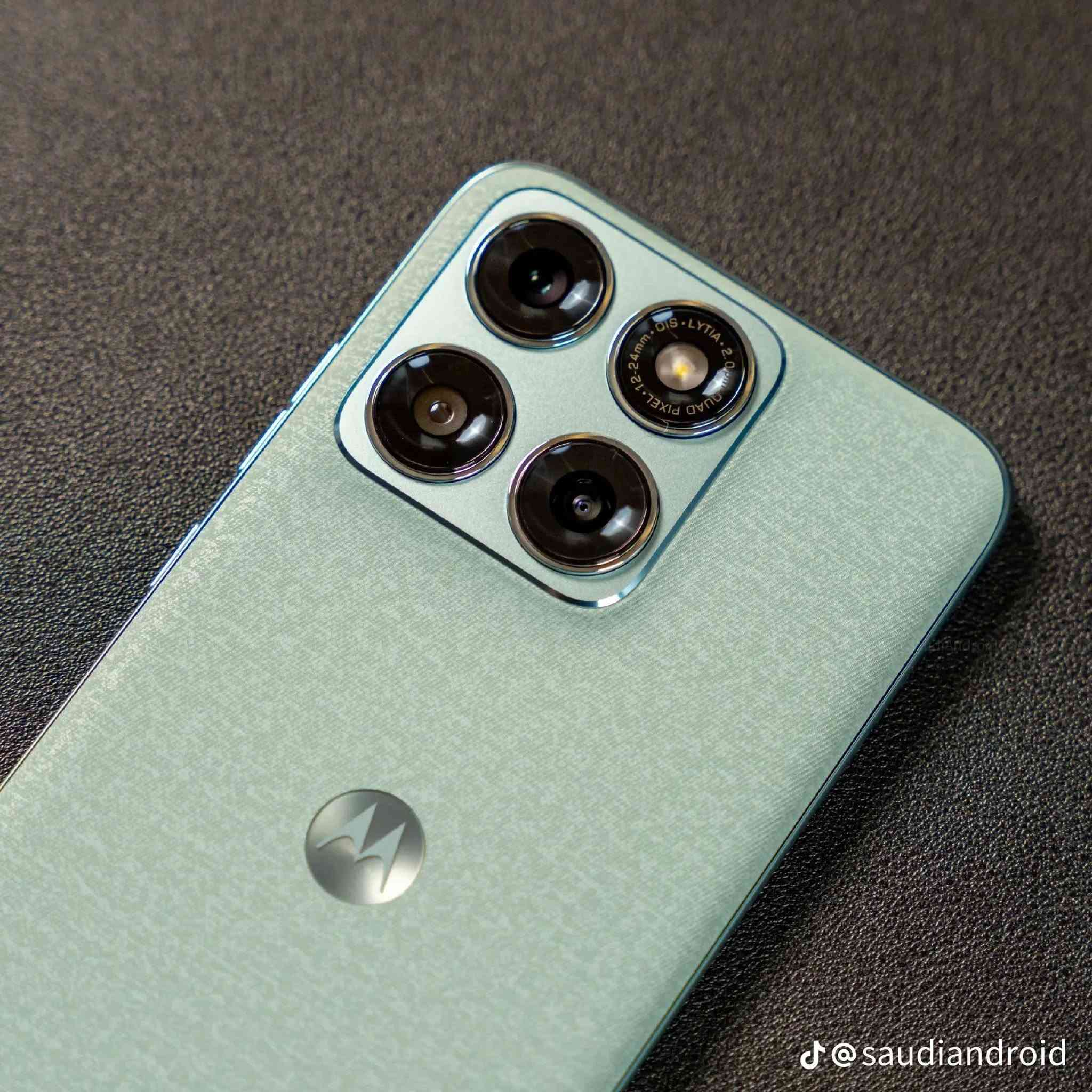 Motorola Edge 70 Fusion جهاز موتريلا الجديد
 (نسخة كأس العالم FIFA) 

السعر 450الف 

أبرز مواصفات الهاتف المتوفرة:

البطارية الشحن: يأتي ببطارية عملاقة بسعة 7000 مللي أمبير تدعم الشحن السريع بقوة 68 واط.

الشاشة: شاشة من نوع AMOLED بمقاس 6.78 بوصة، وتدعم معدل تحديث يصل إلى 144 هرتز.

المعالج: يعمل بمعالج Snapdragon 7s gen 3

الذاكرة والتخزين: يتوفر بخيارات تخزين تصل إلى 256 جيجابايت مع ذاكرة عشوائية (RAM) تتراوح بين 8 إلى 12 جيجابايت. استعمال اقل من اسبوع الشراي يجي خاص او اتصال ع رقم ***********
