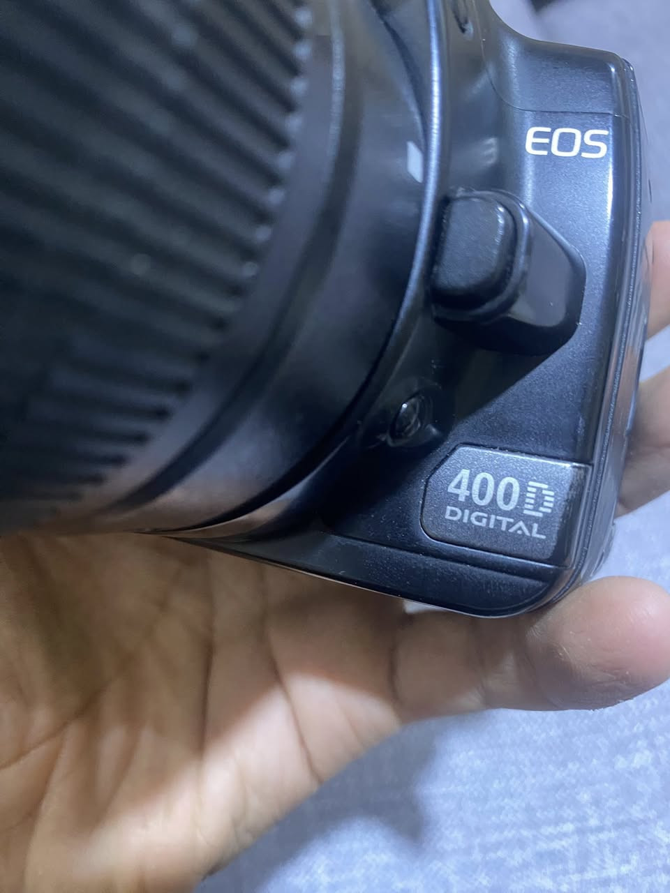 كانون 400d كامره نضيفه كامل ملحقات جنطه وشاحنه ورام وعدسه الكامره بيه عطل بلسنسر مالته فقط من التقط الصوره يصعد ماينزل الا انزله بيدي الكامره مامستخدمه رايدها ب 120 وبيها مجال 
***********
