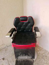 كرسي حلاقه للبيع مابي خلل نظيف جدا الجك شغال رقم الهاتف:07775914160