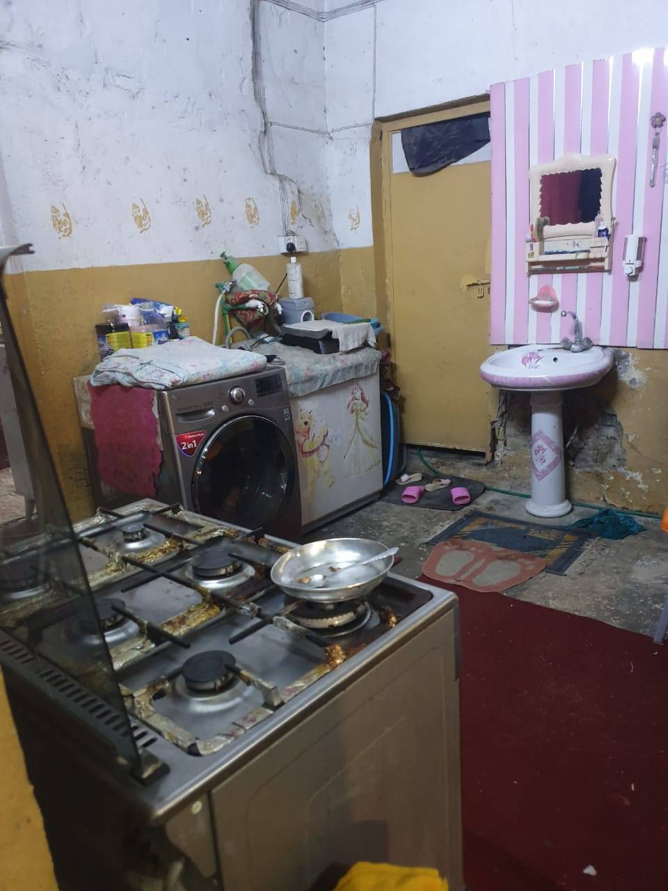 بيت تجاوز في حي الامانة قرب مجسر المهندسين الجديد قرب تقاطع الداخل للبيع المساحة ١٤٠ الواجهة ١٠ النزال ١٤ ونص يحتوي على غرفتين وحمام ومرافق وهول ومطبخ وترك كبير يصلح ان يكون غرفة البيت سقف  سندويش عدا المطبخ والهول عكاده تحتاج ترميم البيت بناء طابوق مجاري رئيسى ميزانية كهرباء الشارع تبليط للاستفسار ***********  ابو فاطمه يرهم ابيع نص من البيت
