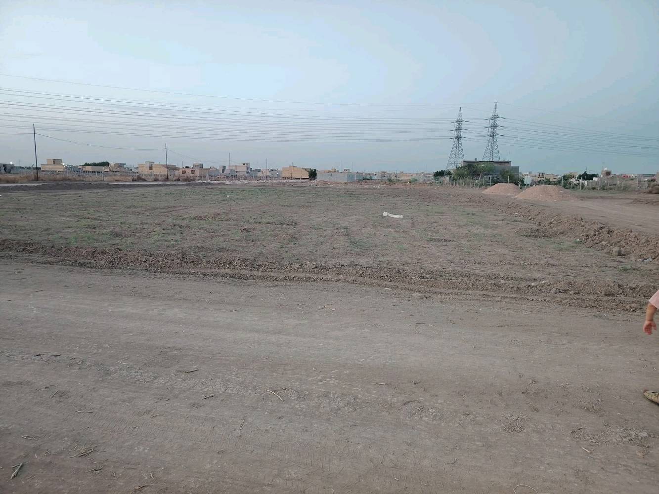 عرصه زراعي مساحه 200متر خلف حي الجامعه يم مجمع الضباط الجديد يم حيدر ابن هندي عندي عرصه زراعي مساحه 300 متر يم البو صالح ***********