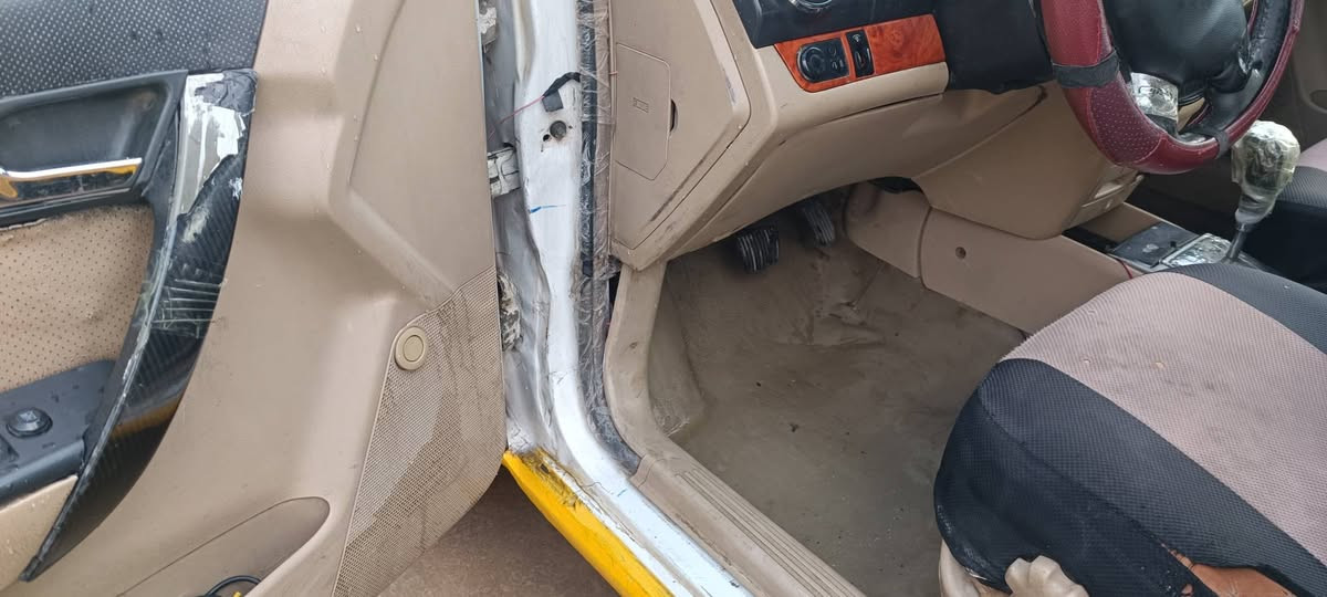 السلام عليكم للبيع افيو موديل 2011فول اوتماتيك تبريد وكلشي بيها شغال السياره مفوله وسقف سلايت بيها رقم كركوك شرط التحويل سنوية لسنة 2028بيها حادث جهة السايق موضح بل صوره مبدل بيها 4قطع جامرلغين وباب السايق وبنيد الشاصي دافع 4اصابع سعرها 55وبيها مجال للشراي رقمي ***********
