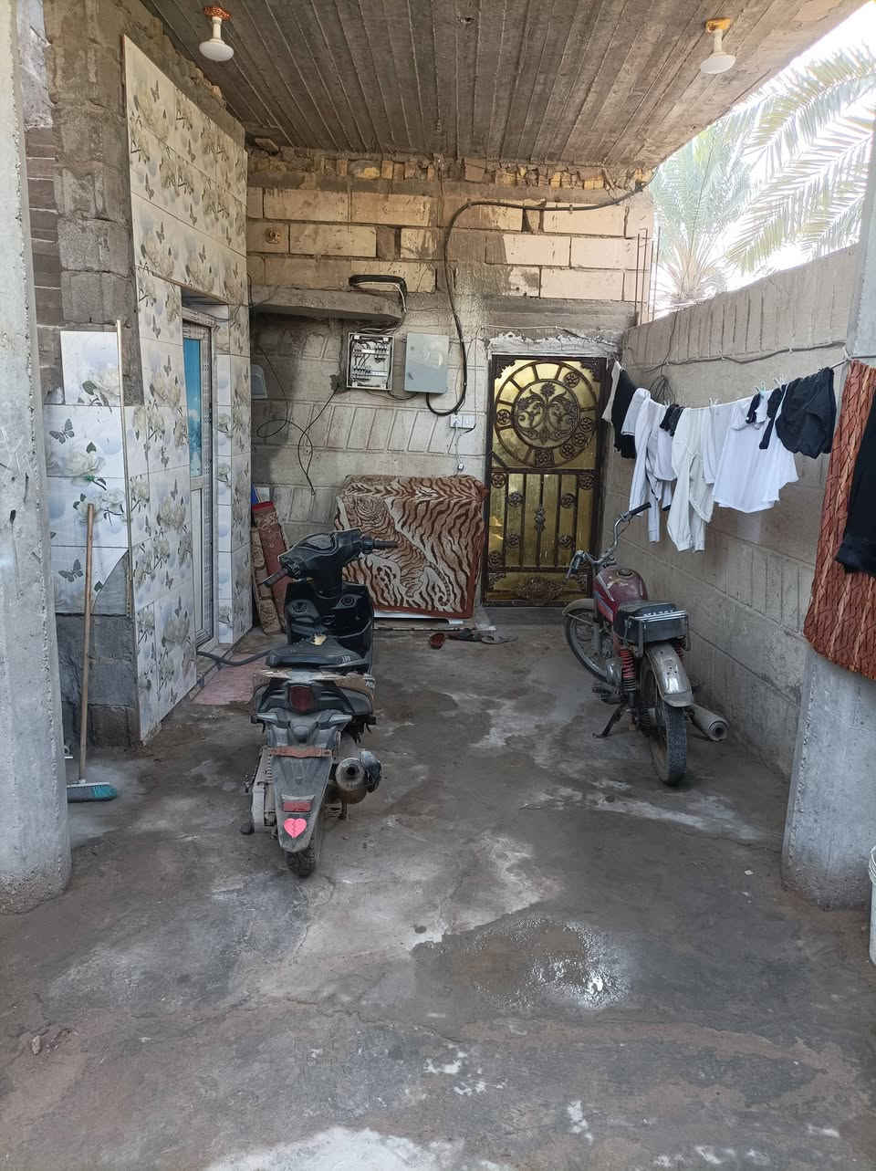 السلام عليكم بيت طابقين للبيع المساحه 150 متر نوع العقار بلديه مامسجل يحتوي البيت على حديقه واستقبال ومطبخ وغرفتين منام وصحيات داخليه وخارجيه سقف الطابق الاول عكاده وسقف الطابق الثاني سندويج علما ان الطابق الثاني يحتوي على استقبال وغرفتين منام وصحيات غير كامله نواقص الطابق الثاني فقط كهرباء وماء وصحيات وصبغ السعر 40 وبي مجال العنوان ابي الخصيب العصفوريه مقابيل حسينيه الزوار للستفسار اتصل ***********
