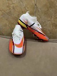 حذاء رياضي • مقاس ٤٠