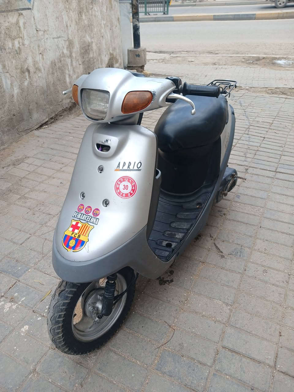 سلام عليكم بطه للبيع كهربايات شغاله
نكره سلف 
مكينه ناعمه حلوه 
شاصي مكفول 
كفرات نضاف 
مكينه مجفته تجفيت اصلي حراري 
تايرات جدد 
ودراجه مال جناي حلوه ونضيفه 
سعر ٢٥٠
مكاني كربلاء مقابل كراج الموحد 
***********
