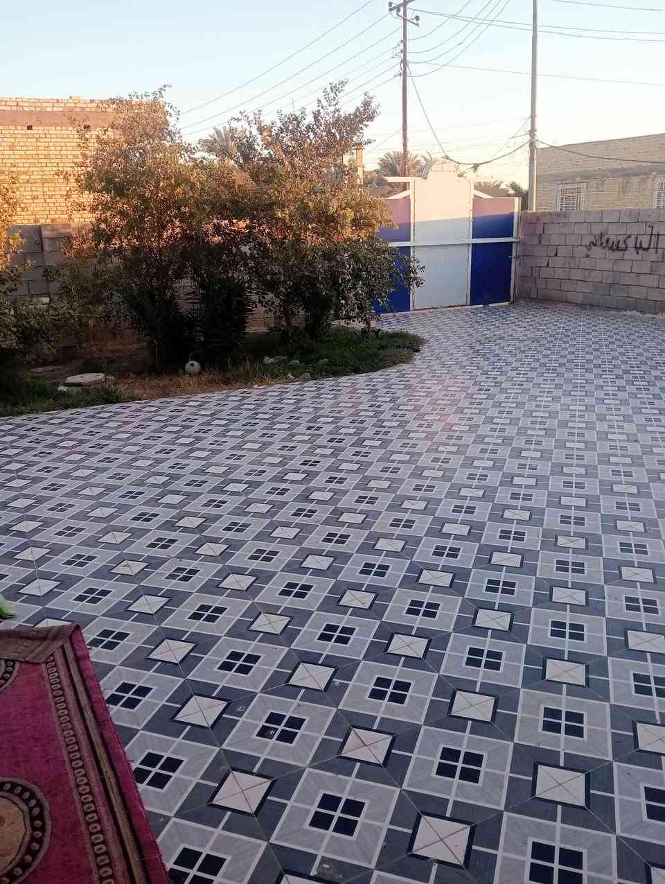 السلام عليكم اخوان بيت للبيع زراعي صوب الشاميه المساحه 450 البناء طابوك السطح كونكريت قاطين خدمات كامله البيت يتكون من استقبال عشره متر وصالات اثنين وست غرف ومطبخ وصحيات الاستفسار على الرقم *********** او واتساب
