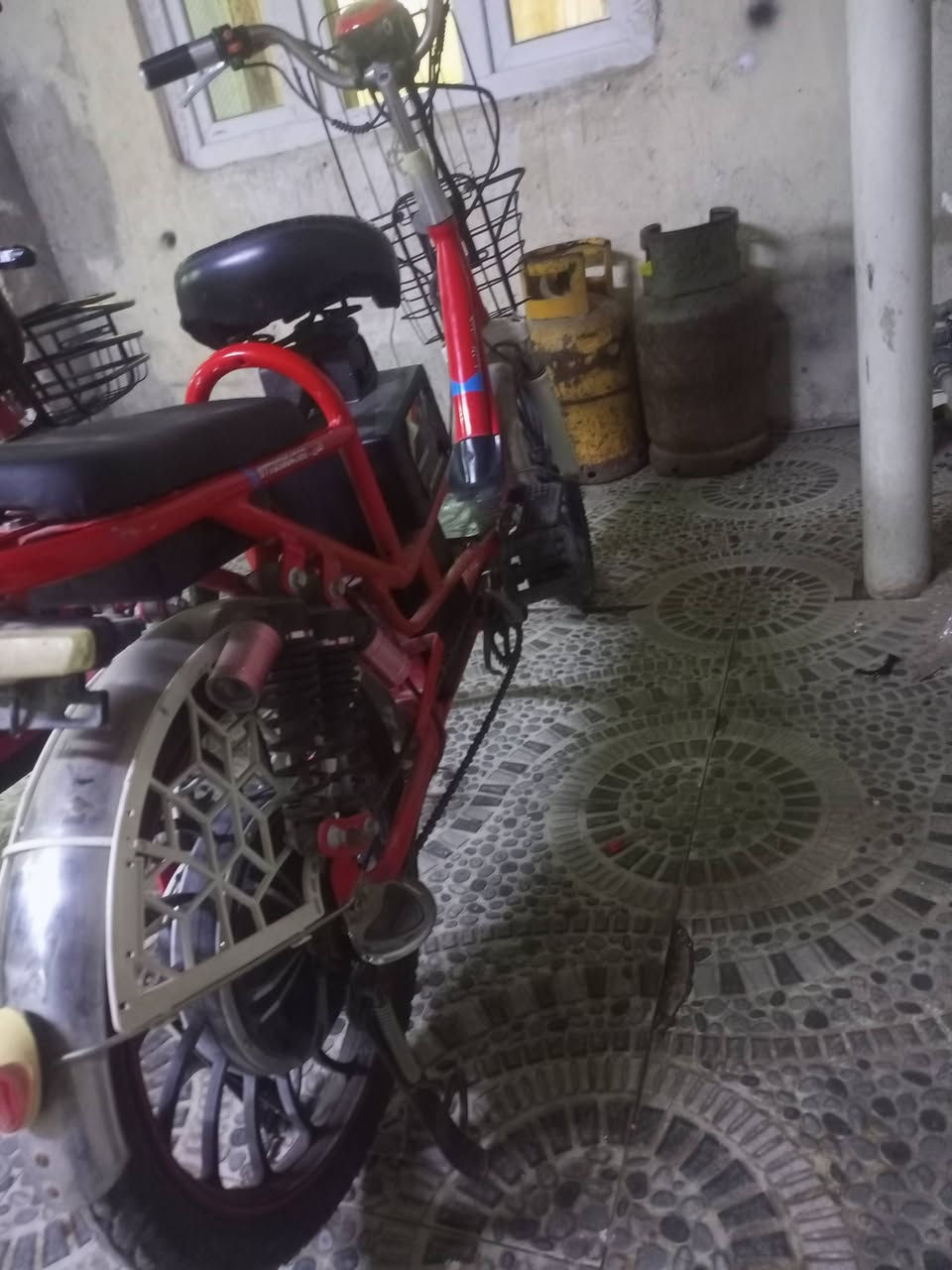 سلام عليكم 
بايسكل شحن للبيع 
90 بي مجال كل عيب مابي
***********
