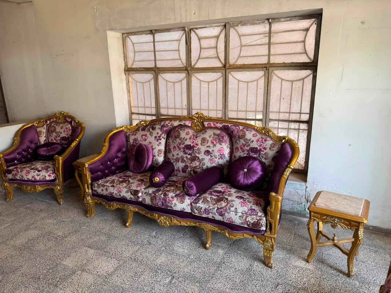 السلام عليكم تخم مصري للبيع
كلش نضيف 
سعره واحد وميه وبي مجال 
مكاني شارع فلسطين 
رقمي ***********
اربع مقاعد وعشر مقاعد وميز طعام وطبله جبيره واربعه صغار 
اخوان واتساب فقط
