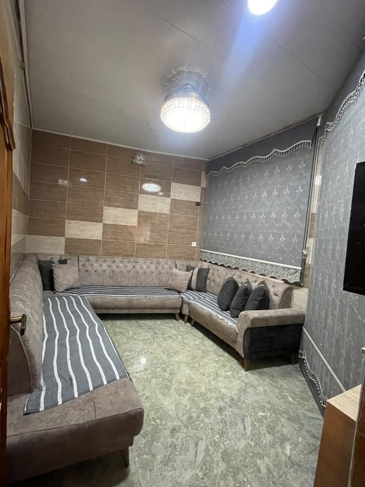 السلام عليكم دار للبيع
الموقع 📍الحرية حي السلام قرب شارع 20
المساحة 50 واقع حال 55
الطابق الاول //  يحتوي على حمام وهول وحولي جبير ومطبخ وترك خارجي
الطابق الثاني //  يحتوي على حمام وغرفتين نوم 
سطح امامي و السطح الخلفي بناء سندويج مخزن معزول 
بناء البيت سنه ٢٠٢٠ البيت كوله سقوف ثانوية وسيراميك بناء نظيف ودرجة اولى
بيع مباشر بدون دلال .... 
للتواصل مباشراً مع المالك  👇🏽
***********
