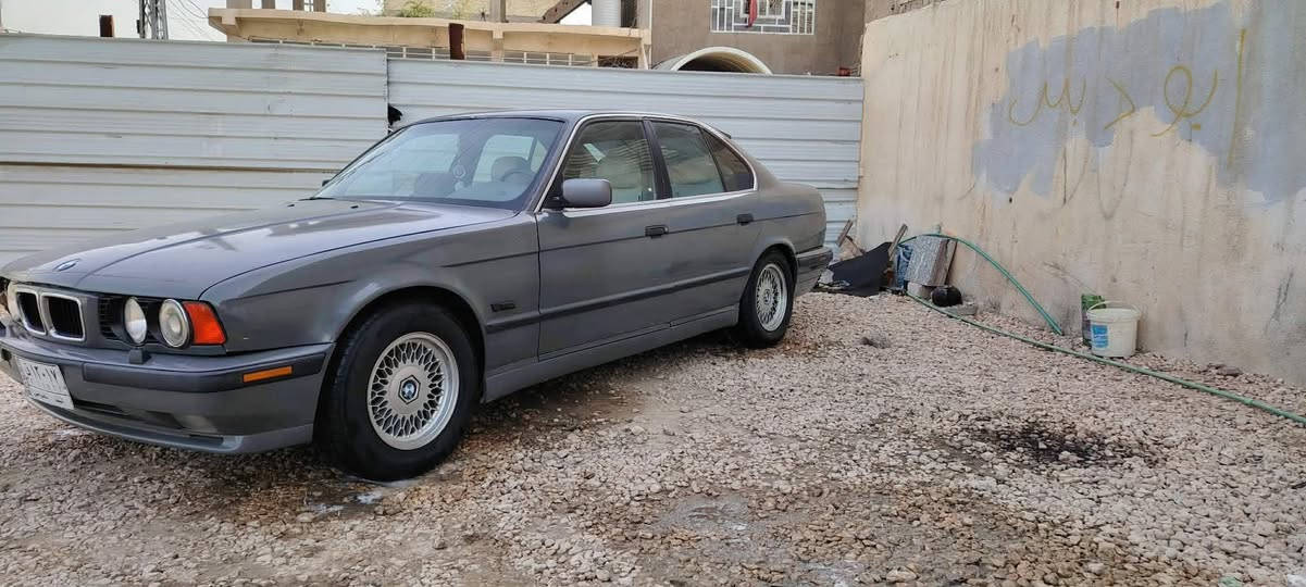 مكلف بالنشر..
السلام عليكم بي ام دبليو موديل 91
 حجم 525اصل مكينه مسكر 25 وارد ياباني كير مكينه حداديه كفاله ويل امريكي الغرفه بيضه جديده سياره جاهزه ما ناقصه غير بس غاز مال التبريد تعمير كله جديد 
رقم نجف مكان السياره نجف بيع او مراوس حسب القناعه اخوان كلشي اكو بالسوك السياره وره النظافه سياره جديده ما ناقصها شيء التواصل عل رقم ***********
