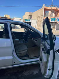 جيب موديل 2014 مكينه و كير كفاله ما مفتوحه محرك 3600 فور ويل رقم بغداد...