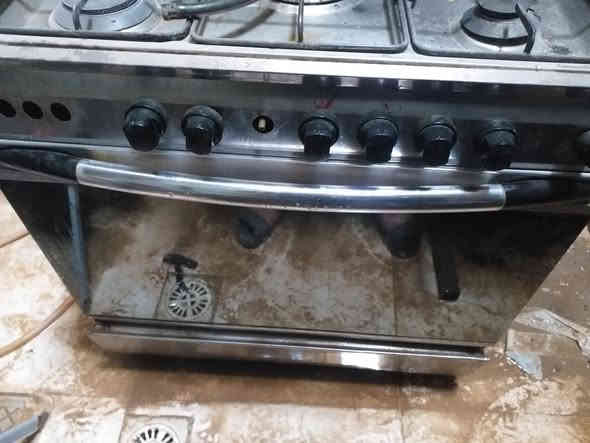 طباخ. للبيع. نظيف و شغال. سعر  100 و بي مجال. 
للإستفسار.  ***********
