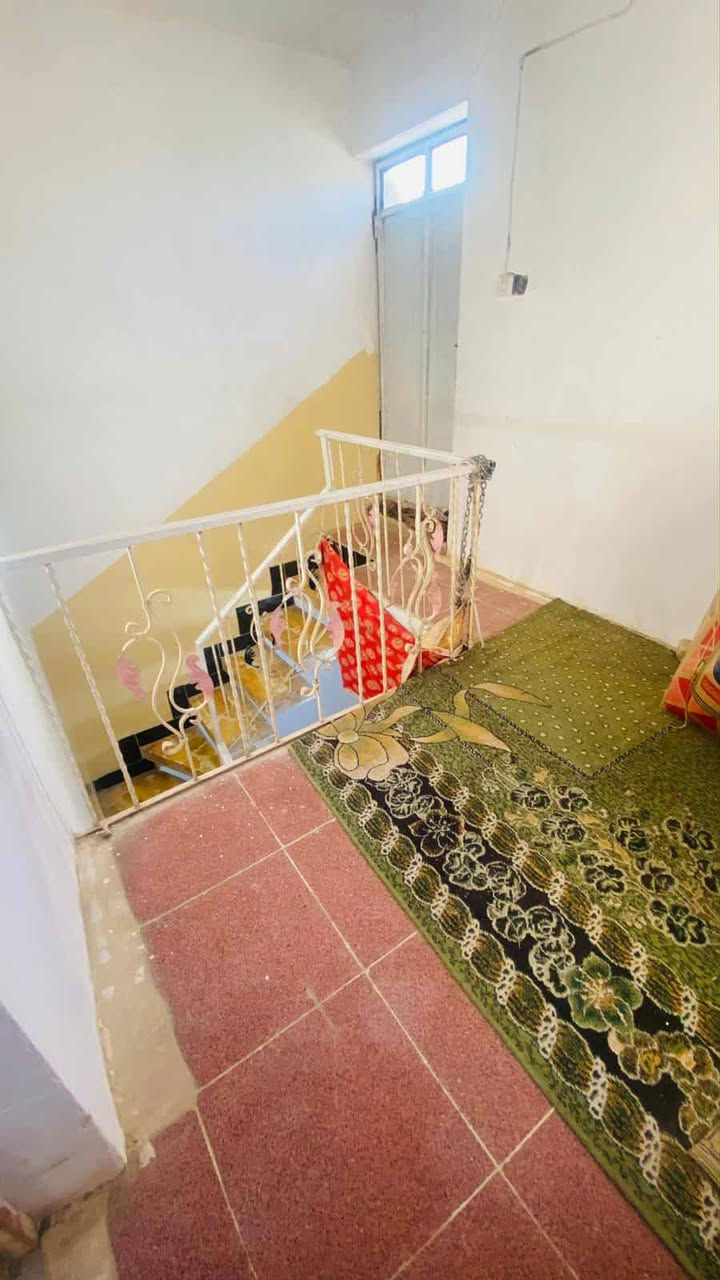 قريب عالشارع العام 100 مربع
غرفه نوم وصاله وڪندور مطبخ منور صحيات داخليه وخارجيه وفوك غرفه على طول البيت وسطحين بناء طابوم ڪونڪريت بس  الطابق الثاني شيلمان والعنوان نزله سعد بيجيو ڪريطعه الثانيه قريب حسينه احباب الحسين متوفر جميع الخدمات طابو زراعي سند 25سعر 53 وبي مجال بسيط ***********
