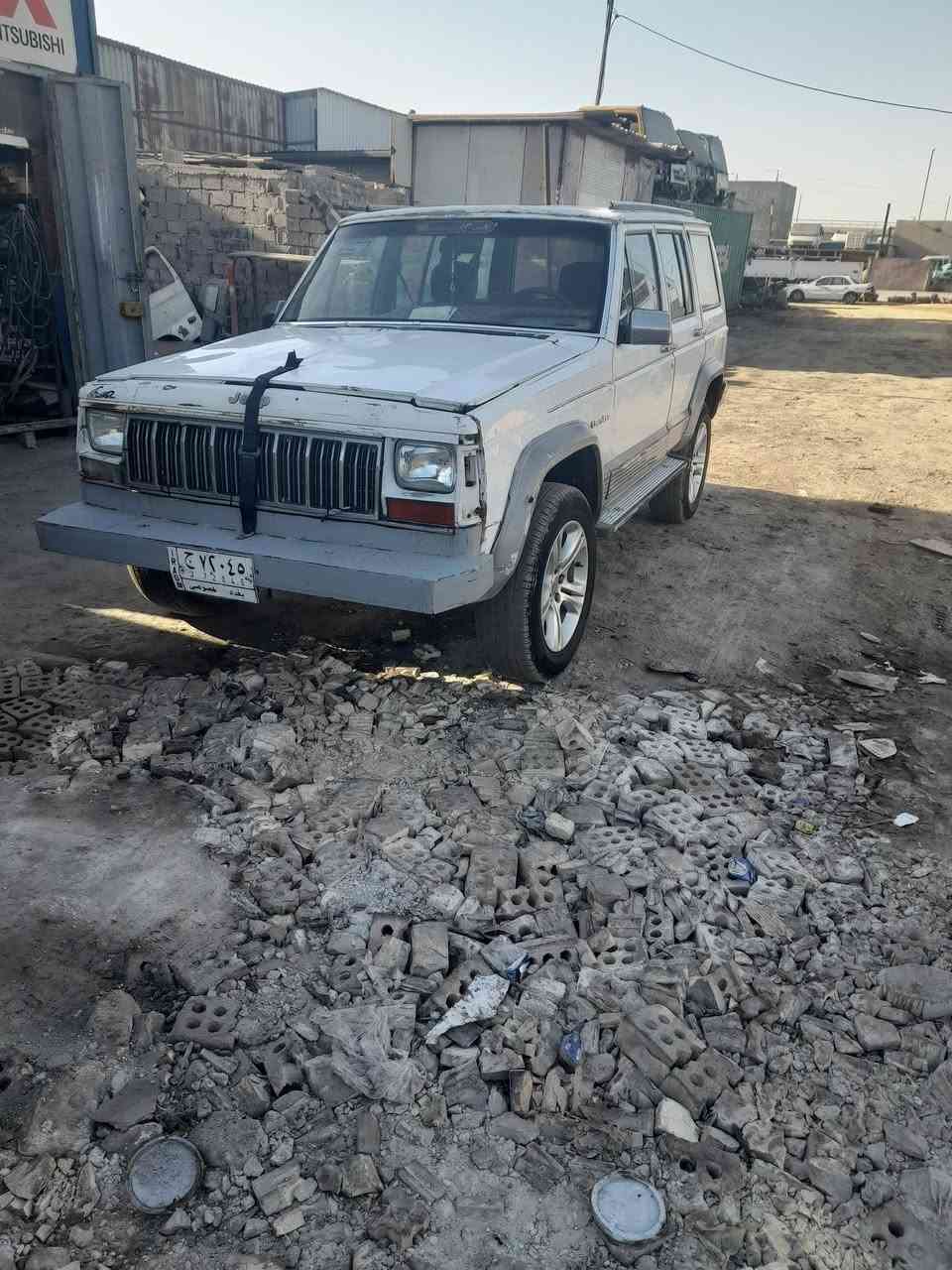 جيب شيروكي١٩٩٢ بغداد خصوصي مكينه وكير بطه السيارة موجودة بغداد المدائن معروضه ب٣٠ وبيه مجال ***********
