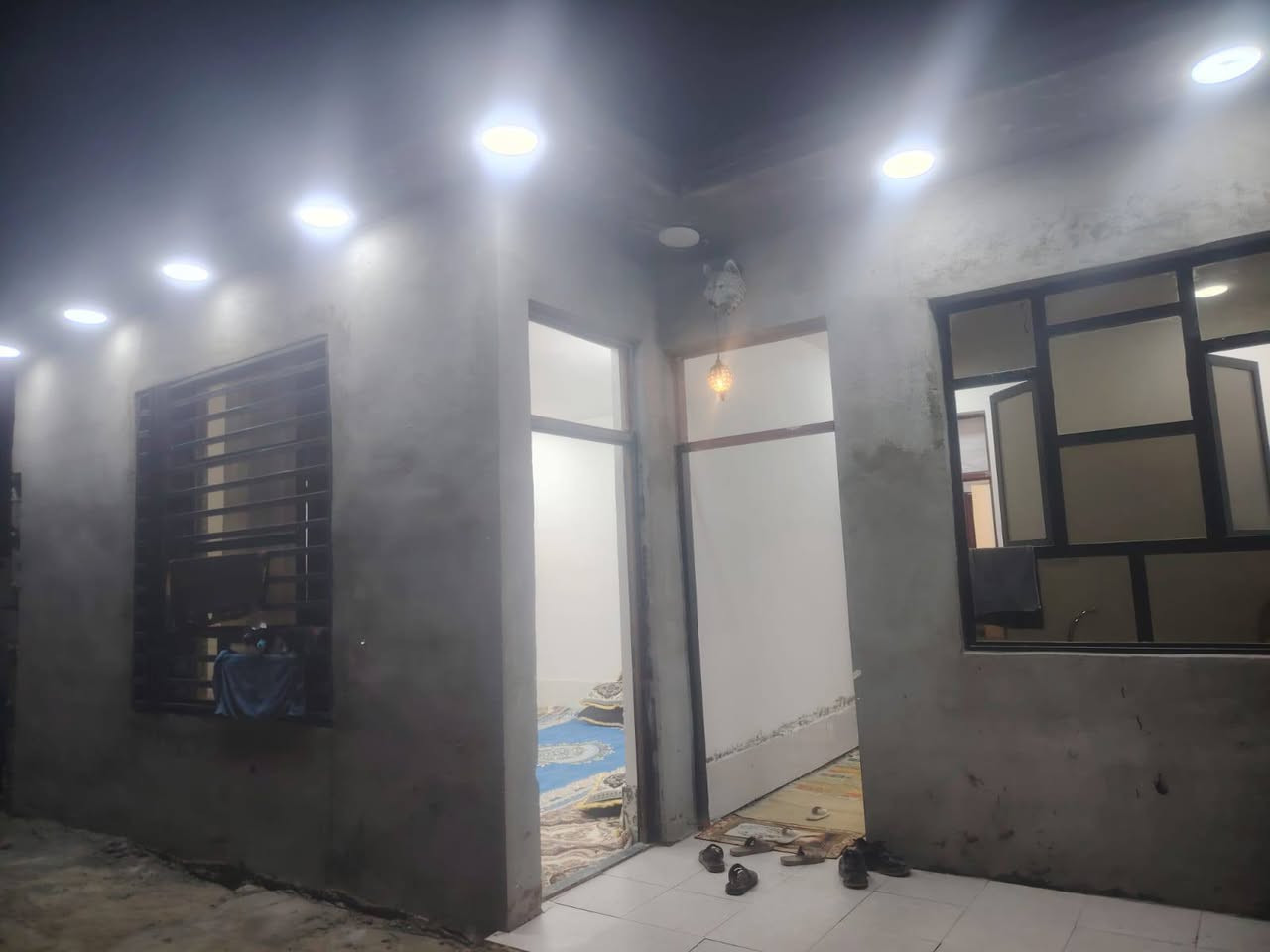 📢 للبيع نص دونم سكني يحتوي على مشتملين + بيت 300 متر
للبيع نص دونم سكني يحتوي على مشتملين + بيت 300 متر 
🏡 كل مشتمل: 150 متر
🔹 المشتمل الأول:
غرفتين نوم
صالة قياس 7x6.5
استقبال 
مطبخ حار / بارد 
حمام 
🏡المشتمل الثاني 
غرفتين نوم
صالة قياس 7x6.5
استقبال
مطبخ حار / بارد
حمام 
----------------------------
🔹 البيت ال300 متر
 هيكل كامل (يرادله فقط إكمال الأرضية + جص وبورك
4 غرف نوم
استقبال بمساحة 4×10 متر
صالة
مطبخ (حار/بارد)
حمام داخلي وخارجي 
✅ صب البيوت كامل
✅ مسقوفة ومسلطة بالكامل
✅ موقع ممتاز وقريب من الخدمات والأسواق
📍 العنوان: النهروان - قرية رسول، مقابل حسينية جعفر صادق، مجاور أسواق القمة.
📞 للاستفسار: ع الخاص


**إذا كنت صاحب هذا الإعلان وتريد حذفه لأي سبب، رجاءا أرسل رسالة إلى الدعم الفني**
