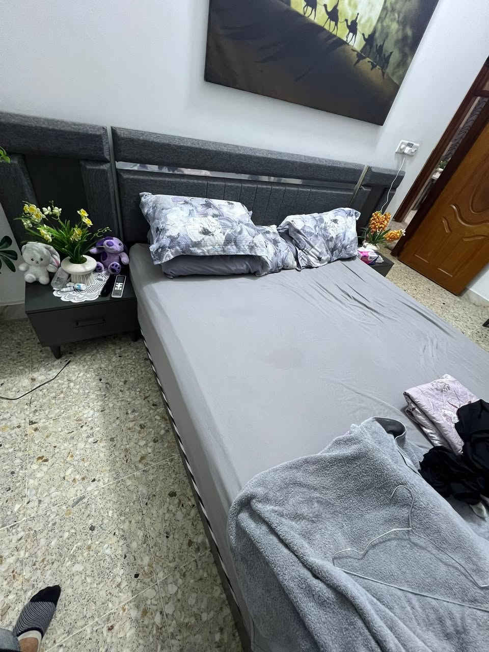 الغرفه ٥٥٠
الكاونتر ٦٠٠
التخم +ميز شاشه ٥٠٠ 
الطباخ + ساحبه طباخ ٢٥٠
ميز طعام ١٥٠

ابيع شلع مكاني المنصور
***********
