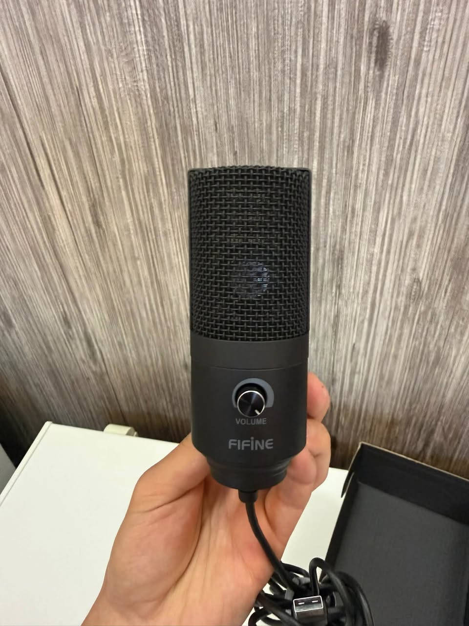 مايك fifine الغني عن التعريف k669 صوت عالي النقاوه سلس جداً يرهم بودكاست او للكيمينك وغيرها يحتوي نظام عزل قوي جدا ومفلتر كبس جديد مامستخدم ابد وياها قاعده (ستاند) منفذ تايب سي ويحتوي على عجلة تحكم بمستوى الصوت وزر ميوت لمس السعر 25 الف وعندي توصيل لجميع محافظات العراق للاستفسار المراسله او الاتصال على 
الواتساب ***********
