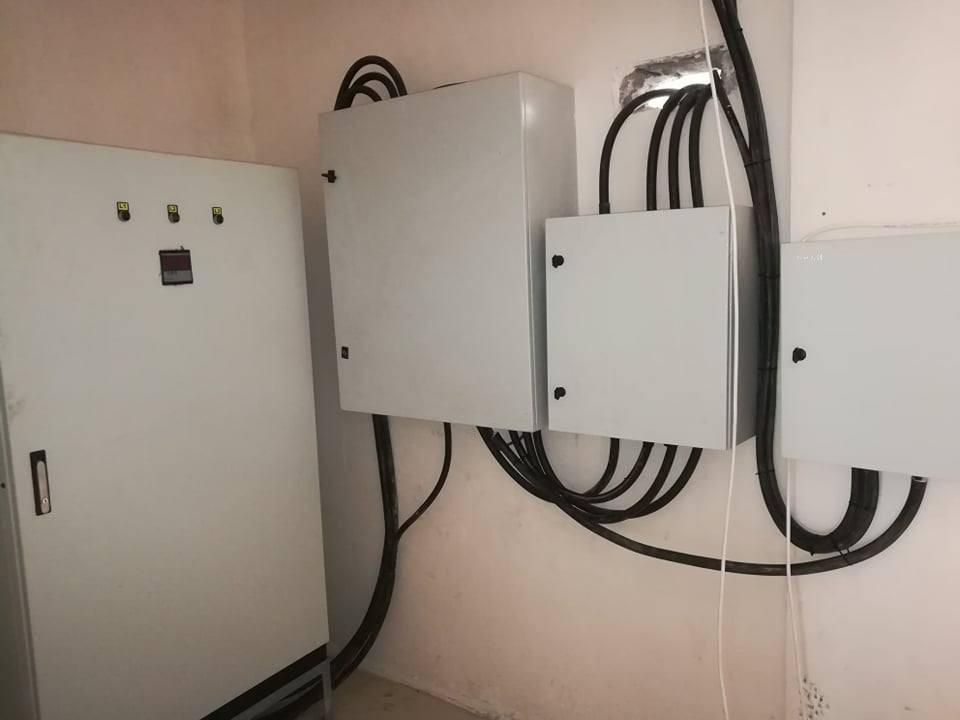 سلام عليكم اخوان اسطه كهربائي من درجه امتياز وبسعر اليريح الزبائن واتصال عالهاي رقم ***********
ومتفرغ حاليا
