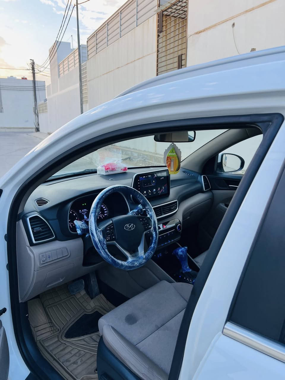 سلام عليكم
توسان مديل /2020 البيع 
سياره كفاله عامه ماعده كارت اربع اصابع 
سياره جديده كلش 
مواصفات 
شاشه 
تحكم ستيرن جهتين 
كشن كهربائي 
وهواي مواصفات من ضمنه شحن التلفون بدون لاسلكي 
سياره جديده ماشيه 90 الف بس 
السعر /198 وبيه مجال 
الرقم/***********
العنوان /النجف 
مامتواجد بل فيس
