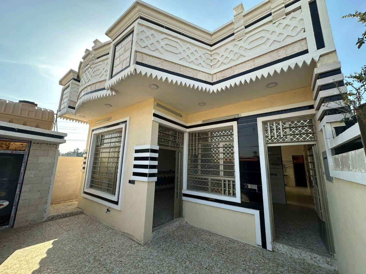 السلام عليكم بيت للبيع مساحة 180 زراعي  بناء درجة اولى كامل يتكون من غرفتين وصالة واستقبال ومطبخ وصيحات خارجية وداخلية 
السعر  اتصال متواجد واتساب  *********** 
 مكان منطقة الإصلاح خلف جامع الرسول لاكرم يبعد عن الجزيرة السياحية 10 دقايق
