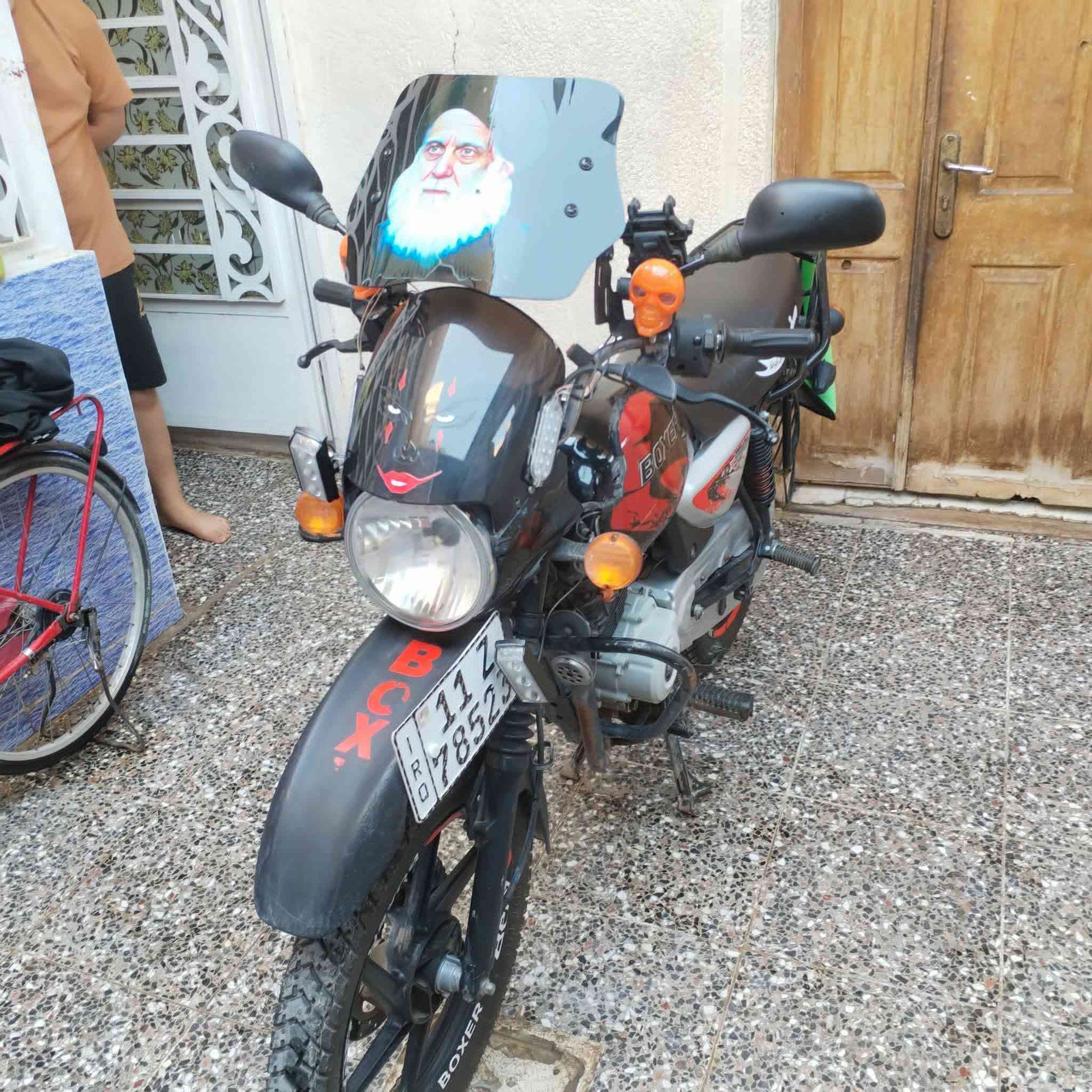 السلام عليكم. مره خصت مدير الكروب
بوكسر للبيع. مديل 23 مرقمه سنويه لغايه 2030 تحويل مباشر.  دراجه نظيفه مامشتغله دلفري.   
مكانها بغداد الشعله. ***********
