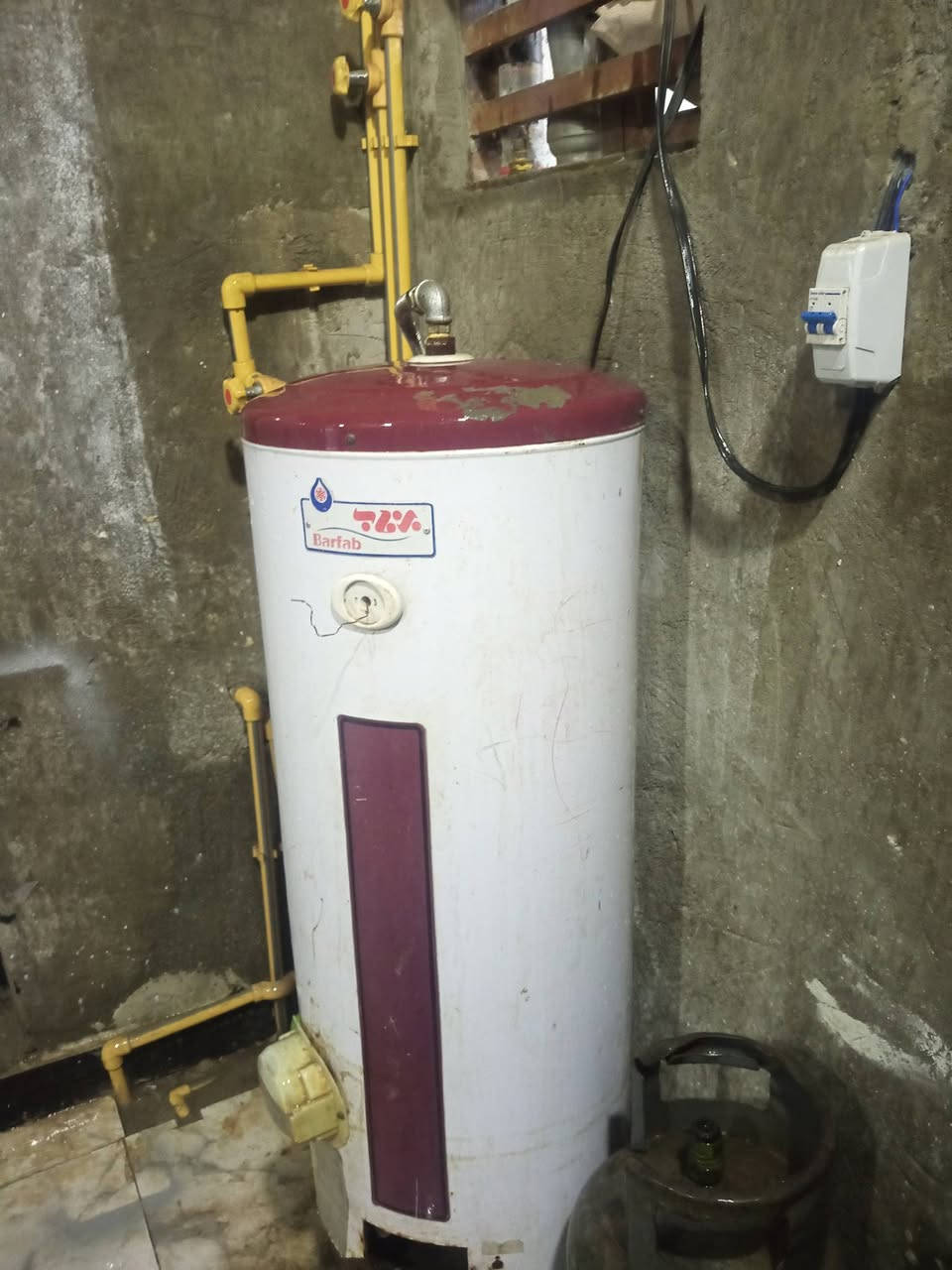 السلام عليكم ... سخان گيزر نوع برفاب ثقيل جدا مع الهيتر واوتماتي تجي تفتح وتاخذ شغال  للاستفسار اكثر يرجا مراسلة الصفحه او الاتصال ع رقم *********** وات ساب
