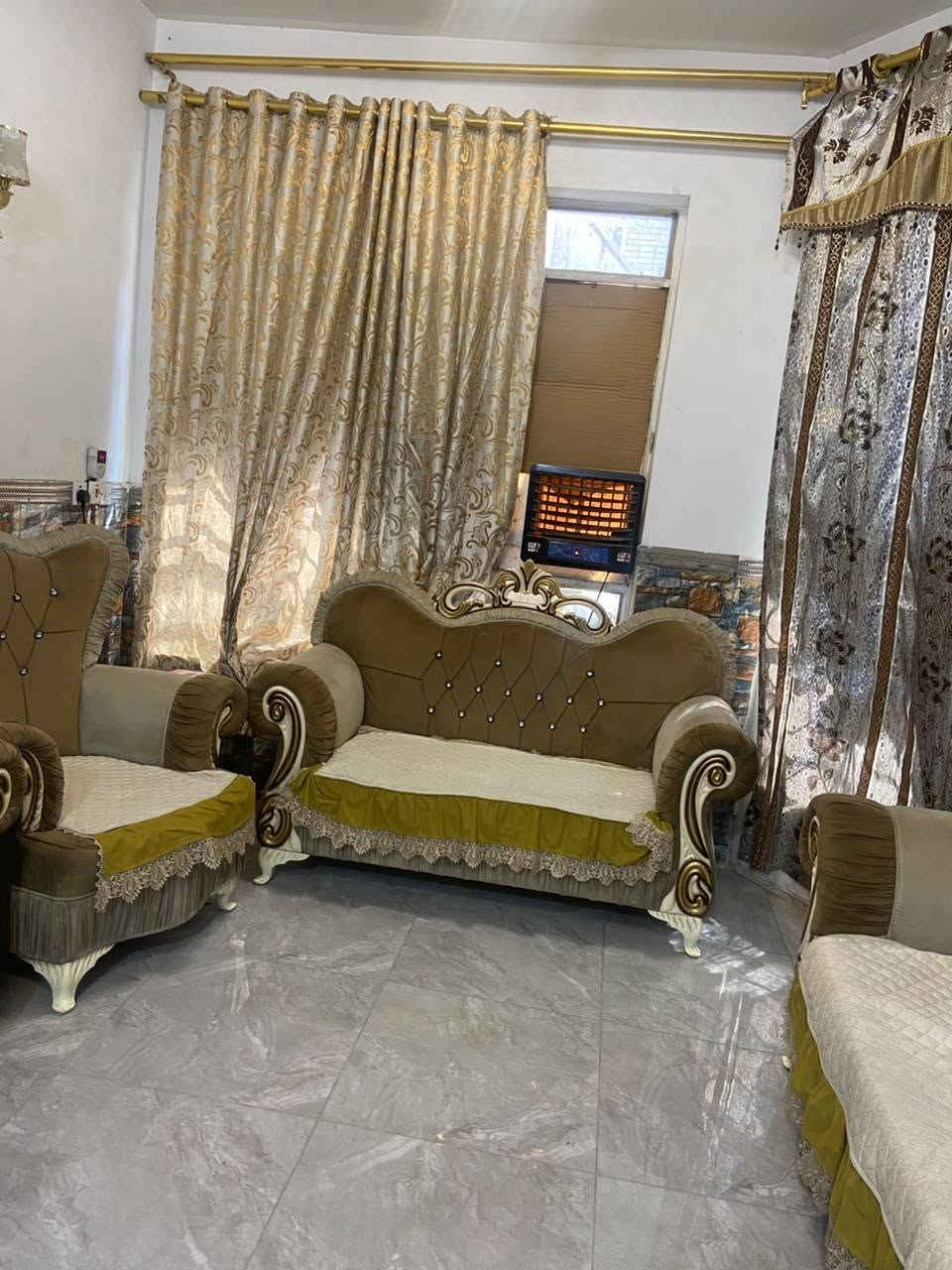 تخم قنفات (حفر ملكي) مستعمل نظيف جداً للبيع• الحالة: نظيف جداً وبحالة ممتازة والأسفنج قوية مابيها أي خسف (نفس الصور تماماً).• التصميم: دوشمة كابتونيه دكم، مع إطار حفر أبيض وذهبي ملكي.• السعر: 400 ألف دينار (وبيه مجال للشراي الجاد).• الموقع: بغداد / شهداء البياع. رقم الهاتف ***********

