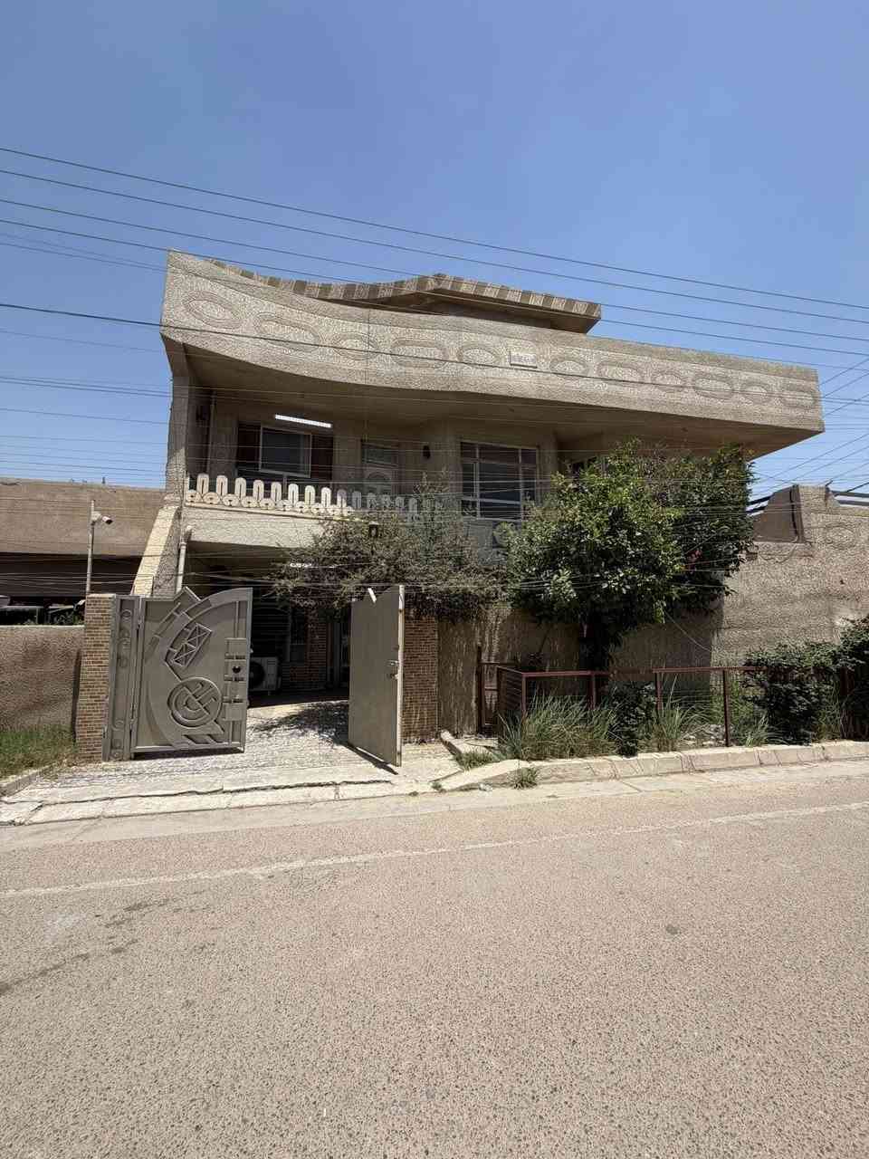 دار مساحة 160 متر طابقين ونص ركن ع شارعين سند مستقل
يباع مع الاثاث او بدون اثاث  
مكونات الدار
ط1
 غرفة  
استقبال 
مطبخ 
حولي 
صحيات 
ط2 
3 غرف نووم +حولي
ط3 غرفة 1 
عنوانه الغزالية شارع المركز شارع المدارس مربع شهد من ارقى مربعات الغزالية 
للاستفسار ***********
