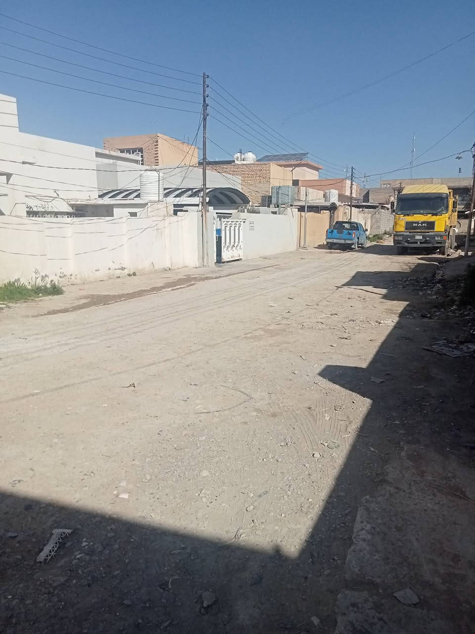 فرصة للاستثمار دار للبيع في حي الخضراء مساحة 240 الواجهة 12 النزال 20 بنص السوك عن الشارع العام 40 متر تقريبا مقابل قاعة اتهام للمناسبات قرب محلات الجملة والبقالة موقع ممتاز للاتصال 
***********
