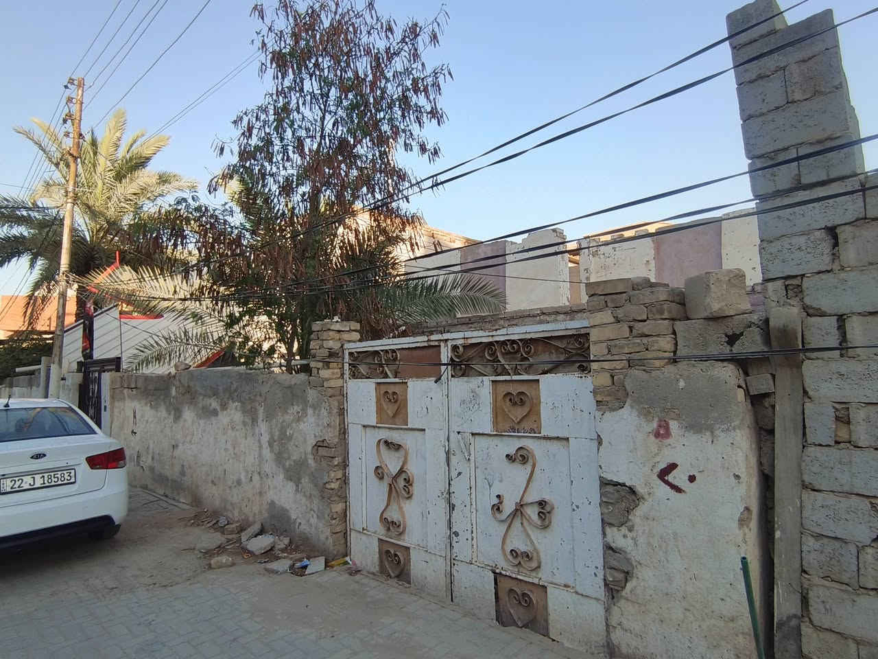 بيت للبيع.
البناء قديم 

المساحه 200 متر 

الموقع ثاني بيت عن الركن حي الفرات قرب جامع العقيله 

متوفر كافه الخدمات..  ***********
