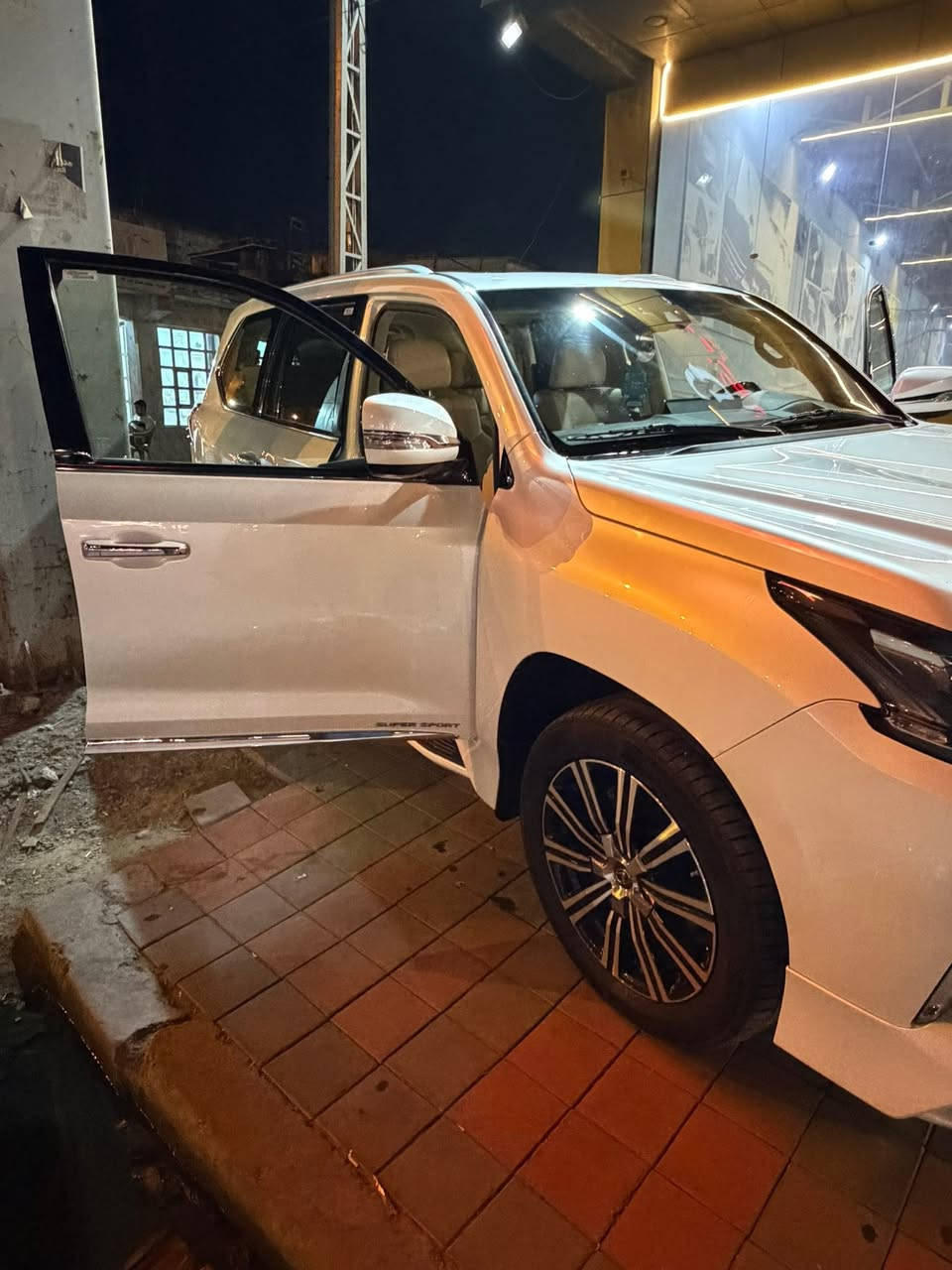 السلام عليكم شباب، للبيع
لكزس LX 570 سوبر سبورت موديل 2019،خليجي مكفوله ونظيفة جداً 
المواصفات:
 المحرك: 8 سلندر 5.7.
 سوبر سبورت، يعني فول مواصفات كاملة (كت رياضي مميز، رادار، تحديد مسار، بروجكتر، كاميرات 360 درجة).
 الداخلية: جلد نظيف، تبريد وتدفئة مقاعد، ونظام صوتي Mark Levinson 
 الحالة: السيارة نظيفة ومحتاجة صاحب نصيب، وما بيها أي نقص.
ماشية 116 الف كيلو
السعر: 65,000$ (خمسة وستون ألف دولار)
المكان: الأنبار / الفلوجه
للاستفسار والتواصل: ***********
***********
