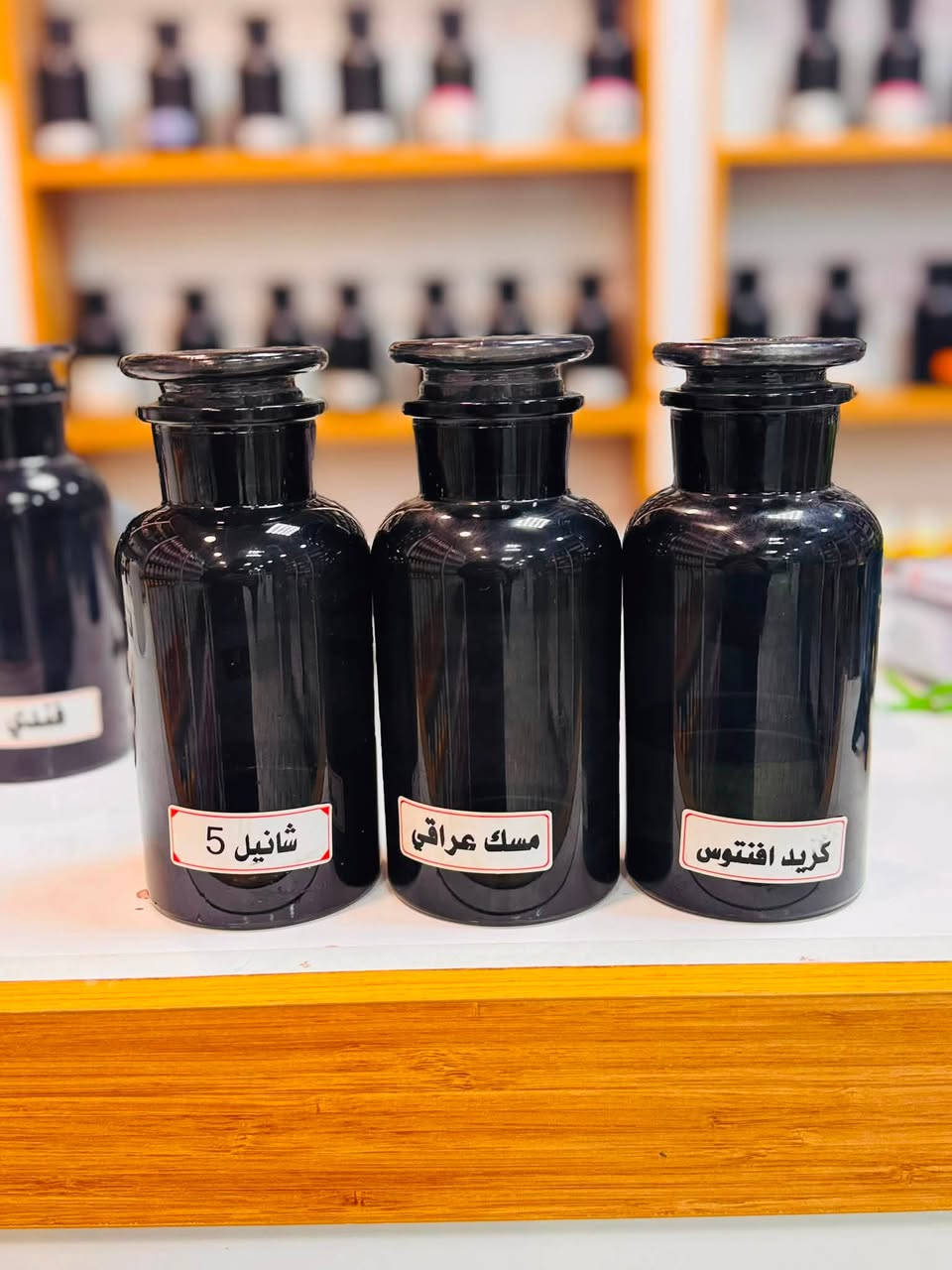 السلام عليكم علب عرض عطور
للبيع العدد94 قطعه سواد خفيف ضد الضوء الشمس وترهم عرض وترهم علب تخمير 
واتساب ***********

