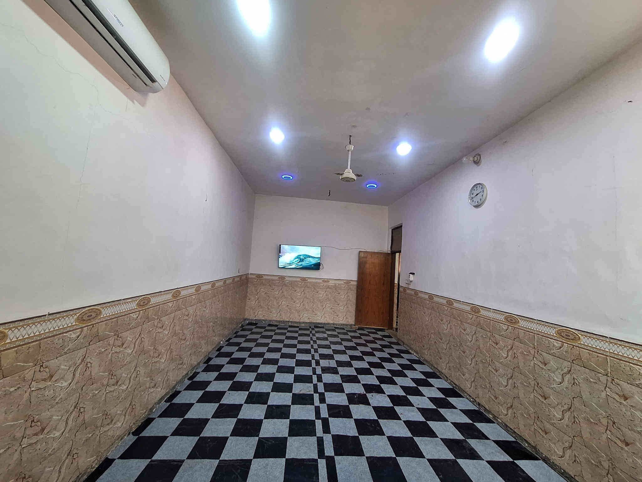 اسعد الله اوقاتكم بكل خير أحبتي
يتوفر دار سكن للبيع 

المساحه لكليه "200 متر 

سند ٢٥ 

استقبال 
غرفه
صاله
مطبخ 
 صحيات 

البيت نقص ارضيه والبخ وبيتونه

بناء  2023

العنوان بابل ابي غرق مقابيل الطاقه الكهربائيه بشارع الوسفيه 
السعر  57 مليون بي مجال شراي 

للاستفسار لاتصال على ***********
جميع الخدمات ماي كهرباء
