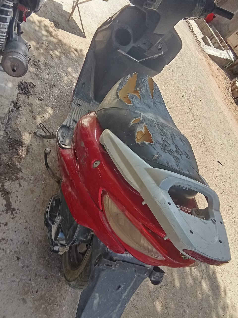 السلام عليكم دراجه سي ام للبيع دراجه كهربائيات شغاله يرادلها تجفيت بس تشتغل السعر 185وبيها مجال حك الجيه عنواني بغداد الدوره المهديه الثانيه رقم الهاتف ***********
