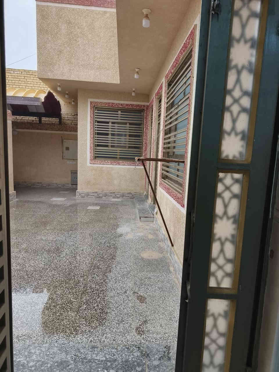 للايجار،
دار لوحة معمارية 
بناءحديث، _نظيف _مرتب _1/1
دار طابقين مساحة 300م 
يحتوي، على ثلاثه غرف نوم بمساحة 5×5م
استقبال بمساحة 5×8م 
كليدور بمساحة كبيرة 
مطبخ حار +بارد 
مجمع صحيات معزولة التواليت عن الحمام 
صحيات خارجية مشتركة غربي +شرقي +حمام 
كـراج يحتوي، ثلاث، سيارات 
العنوان /حـلــة حـــــي الــزيتــون 
لـلاستفسـار 
***********
***********
@إشارة 
دليل بابل للايجار العقارات 
مكتب الضمان للوساطه العقارية 
مكتب الضمان للعقار والمقاولات العامة
