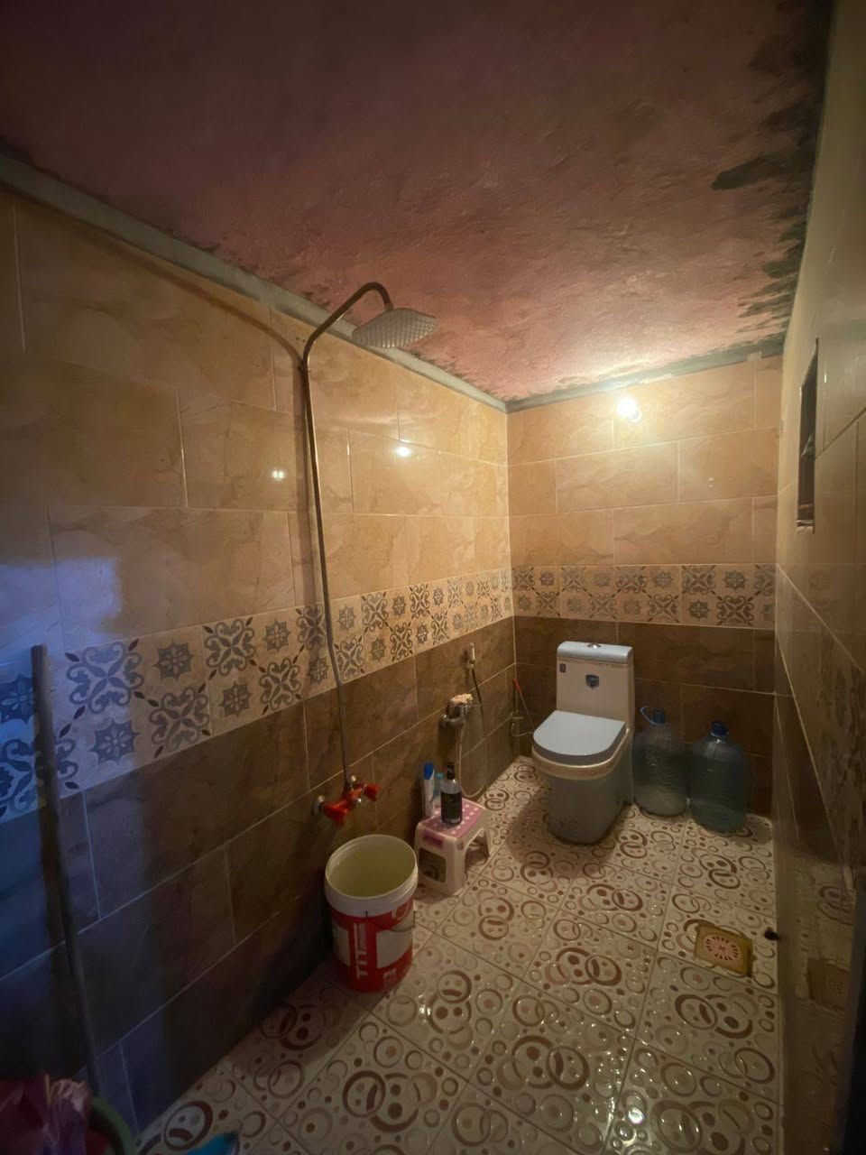 يتوفر بيت للبيع طابو صرف عالي عن الشارع في الحيانية / التأميم / شارع البلدية الشارع المقابل المجلس البلدي ( احمد حنون ) مساحة البيت 150 متر طابق ونصف / الطابق الأرضي يحتوي ع غرف نوم عدد 2 + موزع + صحيات داخلية + مطبخ + هول + استقبال + صحيات خارجية عدد 2 
الطابق الاول يحتوي ع غرف نوم عدد 2 + موزع + صحيات 
البناء قديم بحالة  جيدة السقف  عكادة واغلب اجزاء البيت تم ترميمها حديثاً الطابق الأرضي مقسوم نصفين البيت يصلح للسكن اذا كانت العائلة كبيرة ويصلح للأستثمار (ايجار) سعر البيت 100 مليون قفل بدون معاملة للتواصل والاستفسار الاتصال ع الرقم ***********//***********
